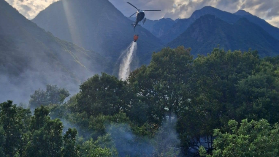 Fulmine incendia il bosco sotto la Torre di Segname, ore di lavoro per domare il rogo
