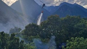Fulmine incendia il bosco sotto la Torre di Segname, ore di lavoro per domare il rogo