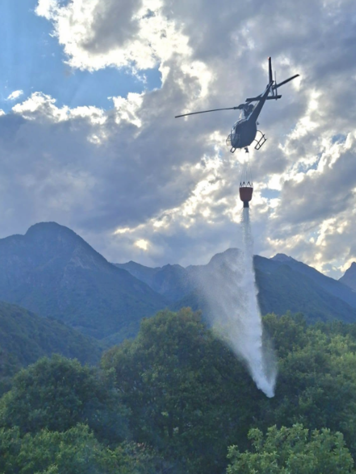 Fulmine incendia il bosco sotto la Torre di Segname, ore di lavoro per domare il rogo