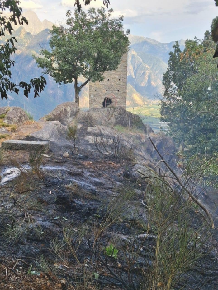 Fulmine incendia il bosco sotto la Torre di Segname, ore di lavoro per domare il rogo