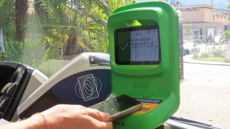 Lecco: sui bus extraurbani il biglietto si paga con carta, smartphone o smartwatch