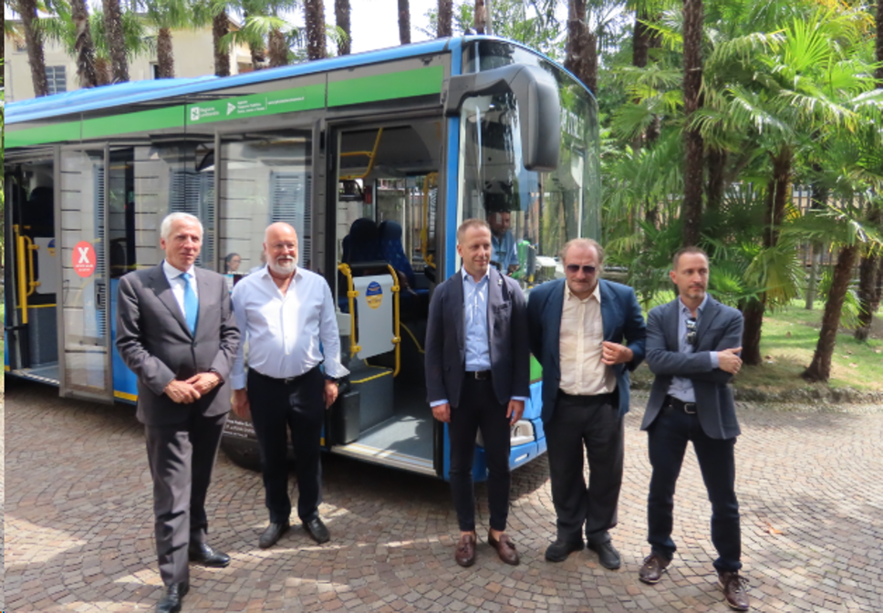 Lecco: sui bus extraurbani il biglietto si paga con carta, smartphone o smartwatch