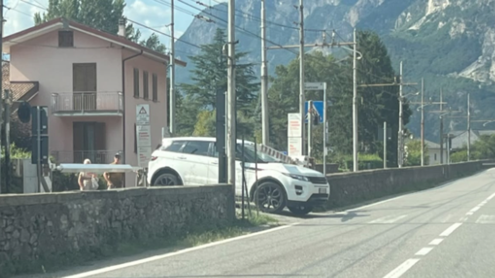 Verceia, suv bloccato sui binari: passanti sollevano la sbarra ed evitano il peggio