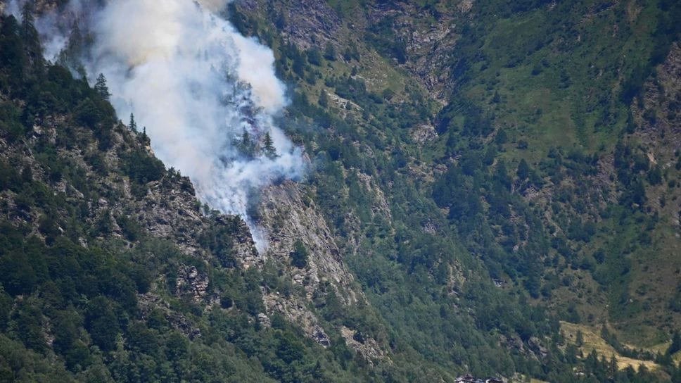 Premana, si riaccende l’incendio in Val Fraina: chiusa la strada, preoccupa il Giir di Mont