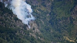 Premana, si riaccende l’incendio in Val Fraina: chiusa la strada, preoccupa il Giir di Mont