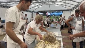 Festa dei pizzoccheri, oltre 3.000 porzioni servite: Teglio celebra un’edizione da record