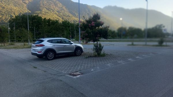 Castione Andevenno: agguato nel piazzale a colpi di pistola
