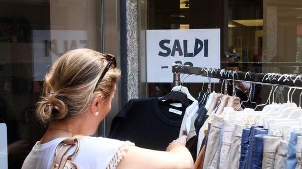Saldi estivi al via domani. Eventi e aperture serali in Valtellina per attirare la clientela