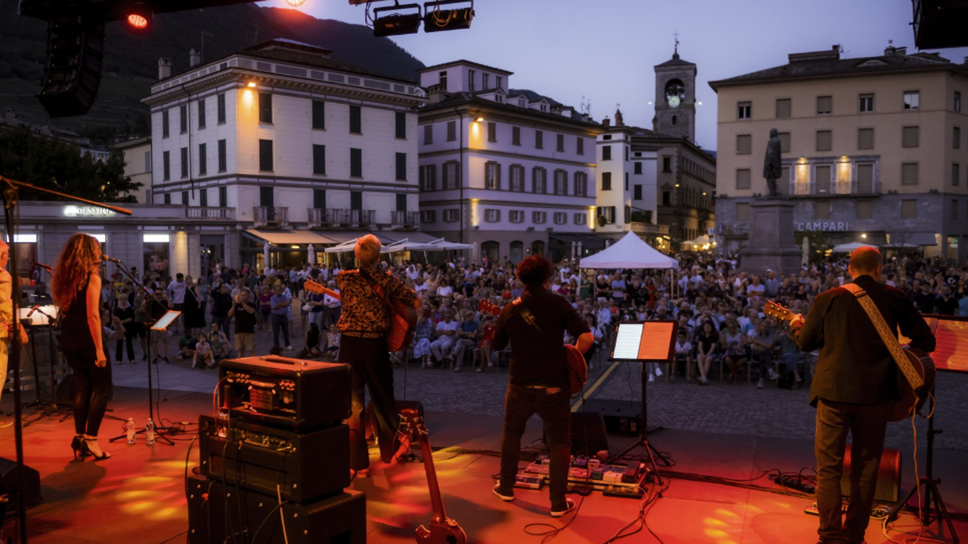 Sondrio, successo per l'omaggio a Battisti e Mogol