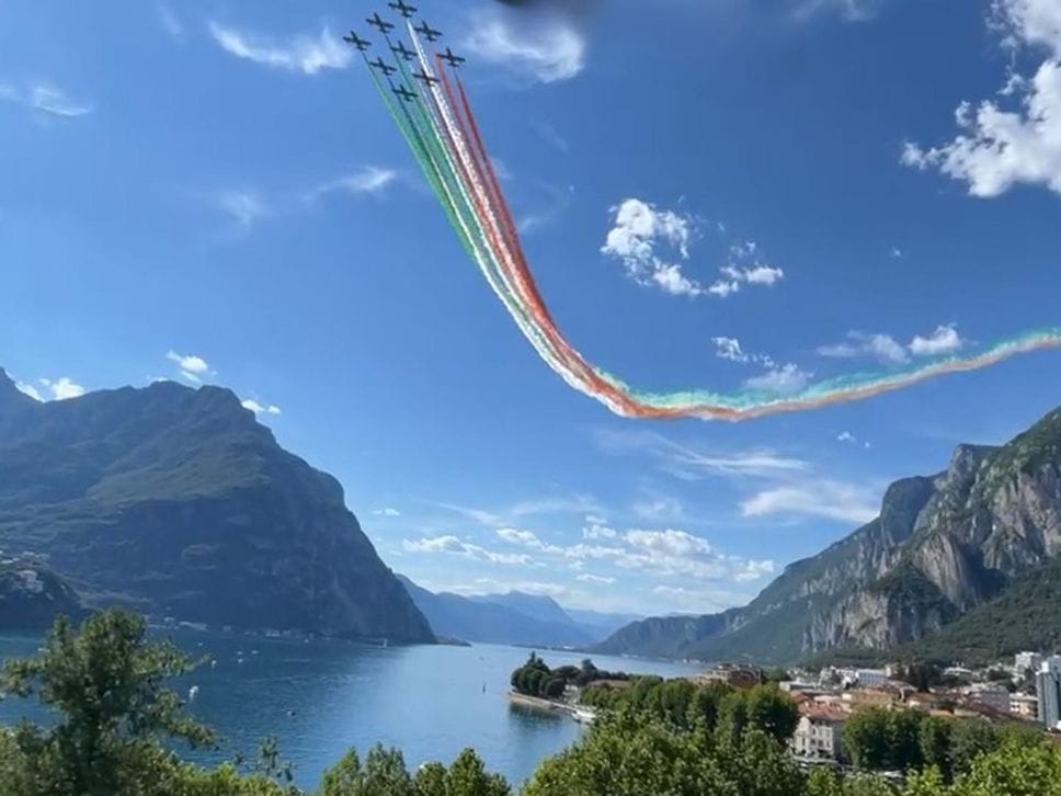 Spettacolo nel cielo di Lecco: il passaggio delle Frecce Tricolori