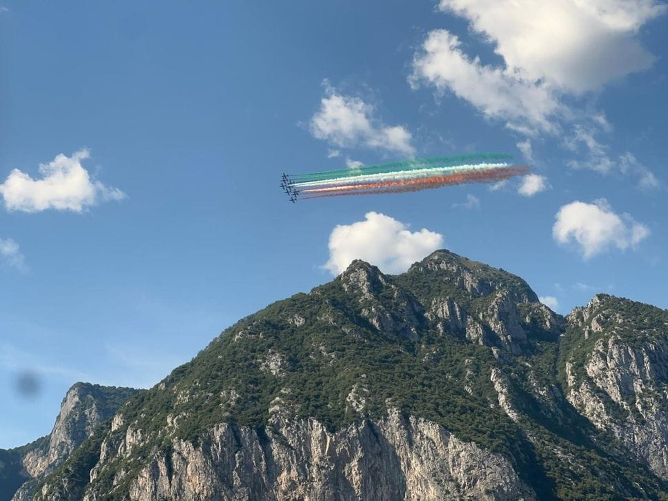 Spettacolo nel cielo di Lecco: il passaggio delle Frecce Tricolori
