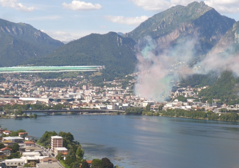 Spettacolo nel cielo di Lecco: il passaggio delle Frecce Tricolori