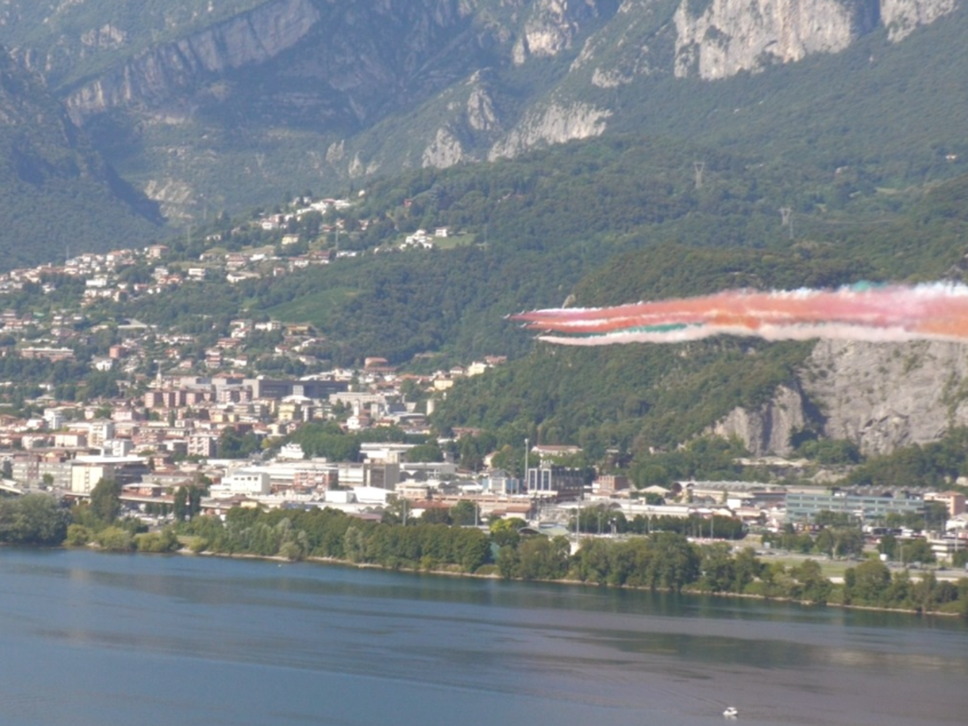 Spettacolo nel cielo di Lecco: il passaggio delle Frecce Tricolori