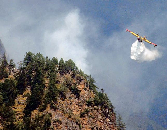 Incendio sopra Premana, canadair contro le fiamme