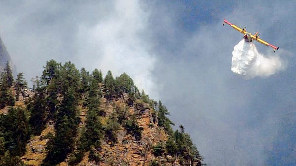Incendio sopra Premana, canadair contro le fiamme