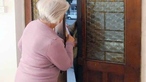 Truffe porta a porta agli anziani: sei verso il processo