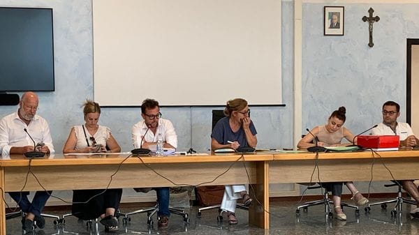 Colico, sicurezza al centro del consiglio: scontro tra maggioranza e opposizione su vandalismi e baby gang