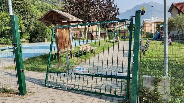 Garlate, vandali abbattono il cancello del parco: area chiusa per sicurezza