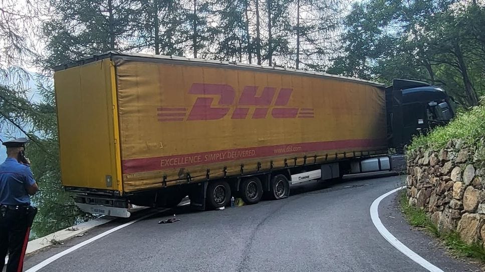 Valfurfa, Tir incastrato al Passo Gavia: «Troppi seguono il navigatore e ignorano i divieti»