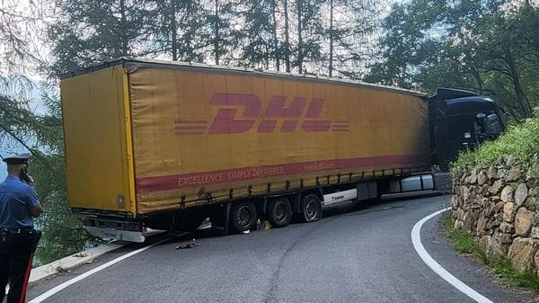 Valfurfa, Tir incastrato al Passo Gavia: «Troppi seguono il navigatore e ignorano i divieti»