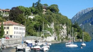 Malgrate: scacciati dal pontile, ora si tuffano nel lago dalla Rocca
