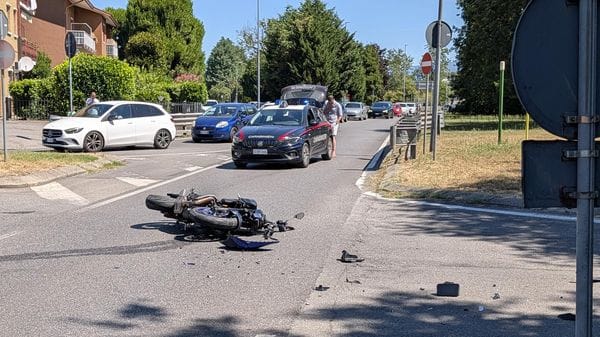 Schianto fra auto e moto a Osnago