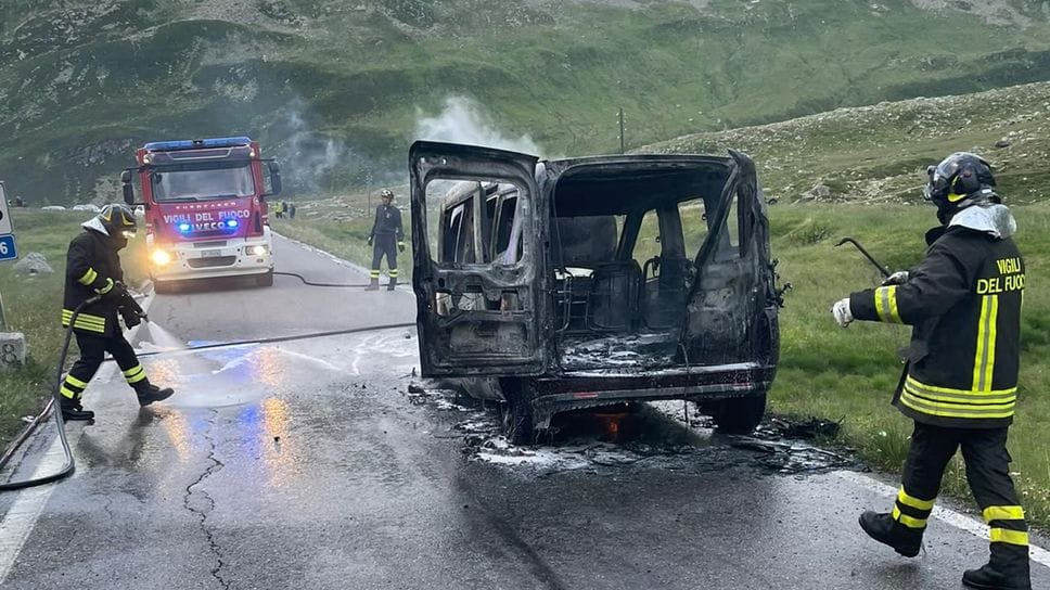 Madesimo, furgone a fuoco sul Passo dello Spluga: famiglia salvata dai vigili del fuoco