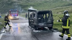 Madesimo, furgone a fuoco sul Passo dello Spluga: famiglia salvata dai vigili del fuoco