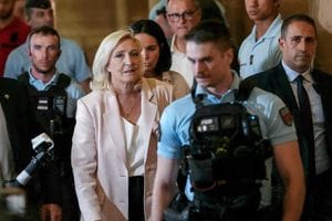 Le Pen condannata «Correrò per l'Eliseo E senza braccialetto»