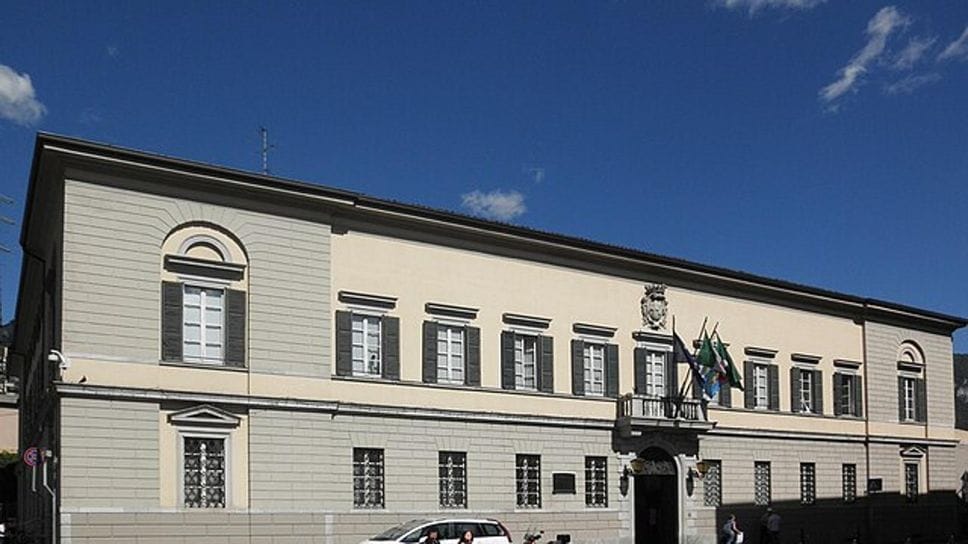 Donna aggredisce due dipendenti comunali
