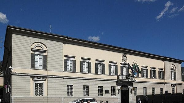 Donna aggredisce due dipendenti comunali
