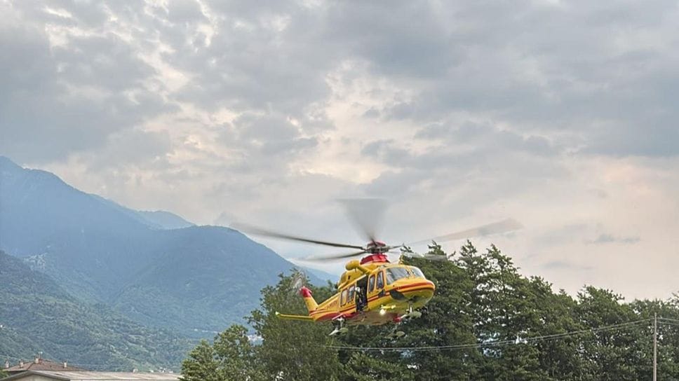 Infortunio in cantiere a Cino, grave 52enne