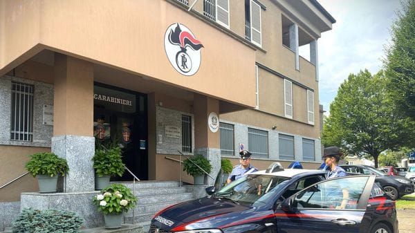 Minaccia la madre con una pistola: «Dammi i soldi per la droga»