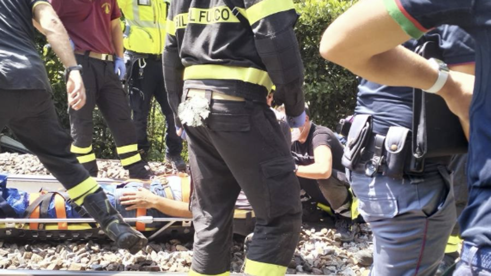 Lierna, cade nella vegetazione sotto la ferrovia sbalzato da un treno