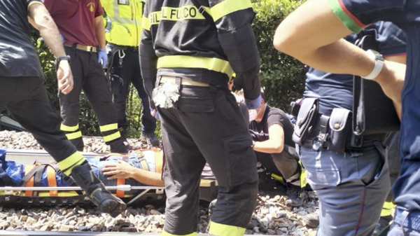 Lierna, cade nella vegetazione sotto la ferrovia sbalzato da un treno