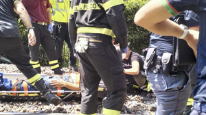 Lierna, cade nella vegetazione sotto la ferrovia sbalzato da un treno