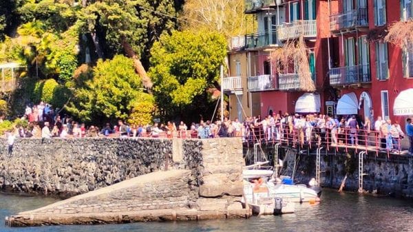La spola dei battelli, i turisti all’assalto