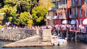 La spola dei battelli, i turisti all’assalto