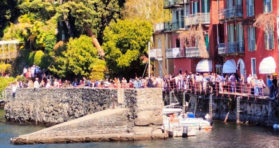 La spola dei battelli i turisti all’assalto