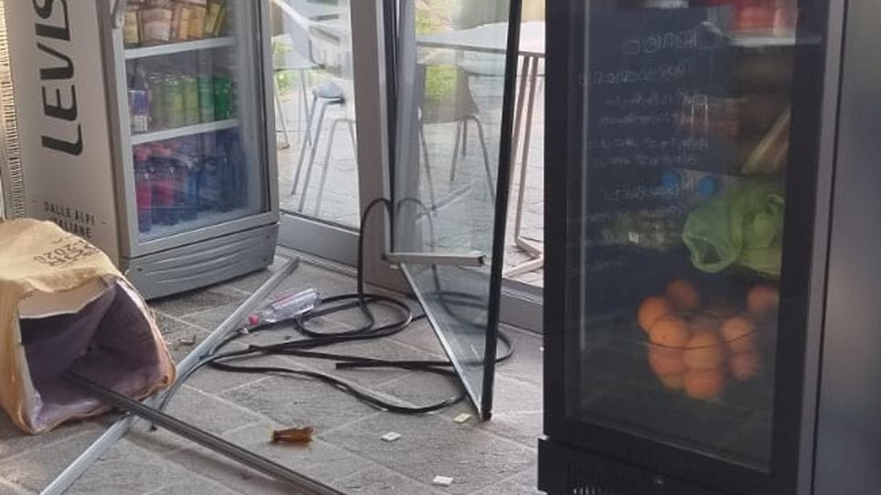 Ladri alla Caffetteria 903 di Monticello, vetrata sfondata e cibo rubato