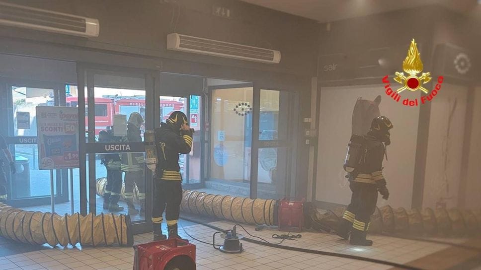 Negozio in fiamme in un  centro commerciale a Lecco