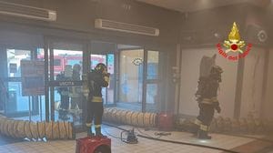 Negozio in fiamme in un  centro commerciale a Lecco