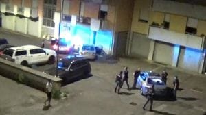 Fuga in auto a Sondrio: giovane ubriaco si schianta contro un garage