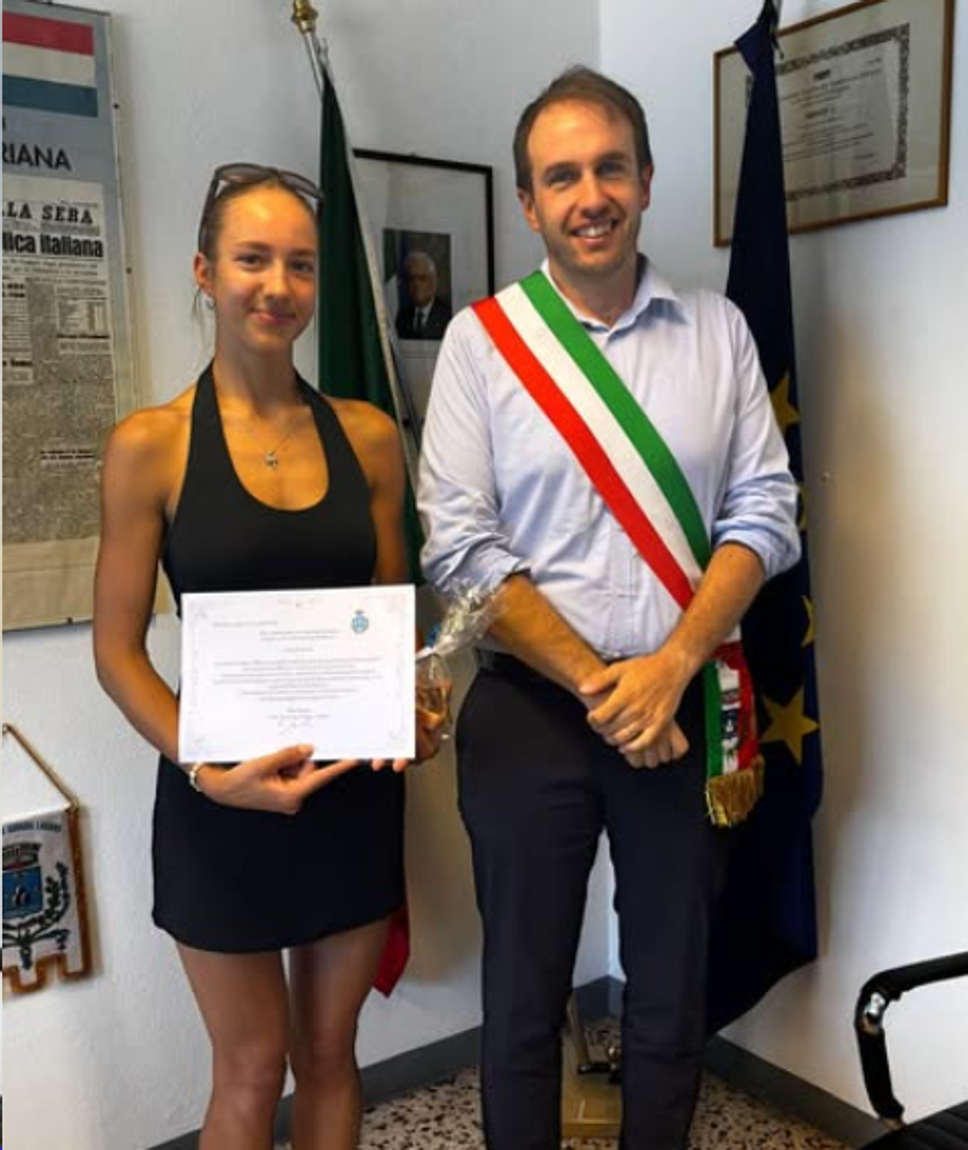 Abbadia, il “grazie” alla turista polacca che ha salvato due ragazzi in difficoltà nel lago