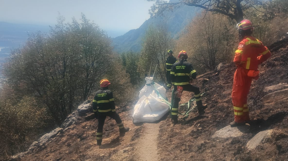 Incendio al Moregallo: «Definitivamente chiuso solo quando pioverà»