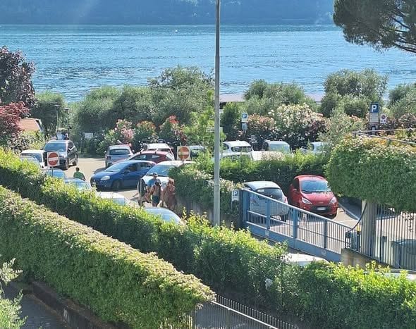 Boom di turisti, ma anche traffico e disagi: il racconto di un Ferragosto da tutto esaurito sul lago