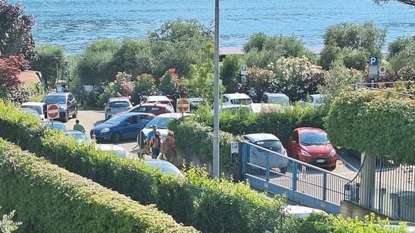 Boom di turisti, ma anche traffico e disagi: il racconto di un Ferragosto da tutto esaurito sul lago
