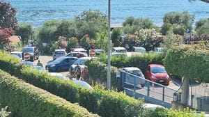 Boom di turisti, ma anche traffico e disagi: il racconto di un Ferragosto da tutto esaurito sul lago