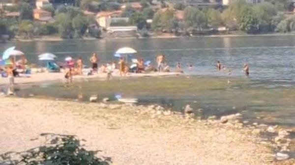 Divieti ignorati a Ferragosto: dai tuffi tra le alghe alle grigliate sul lago