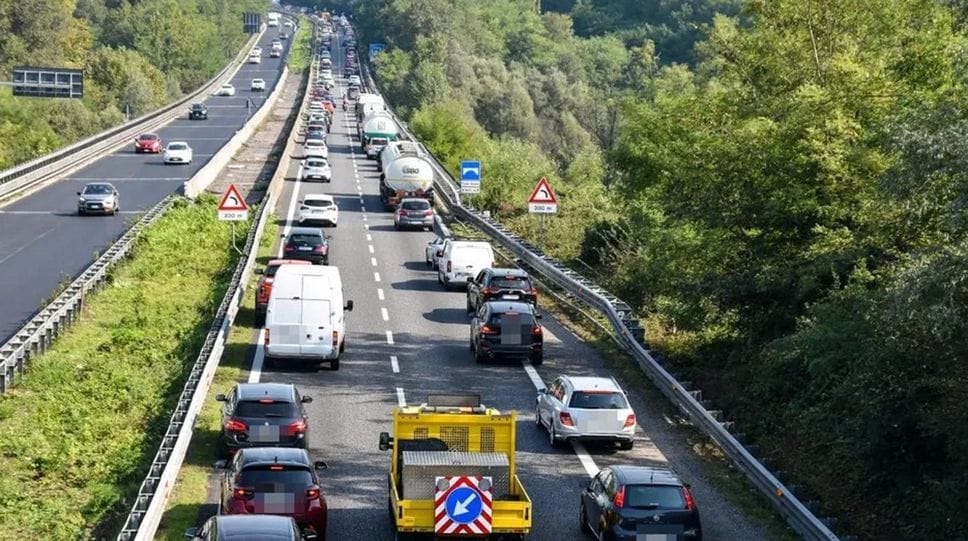 Ferragosto senza maxi esodo: traffico più fluido, ma è già bollino rosso per il 22 e 23 agosto